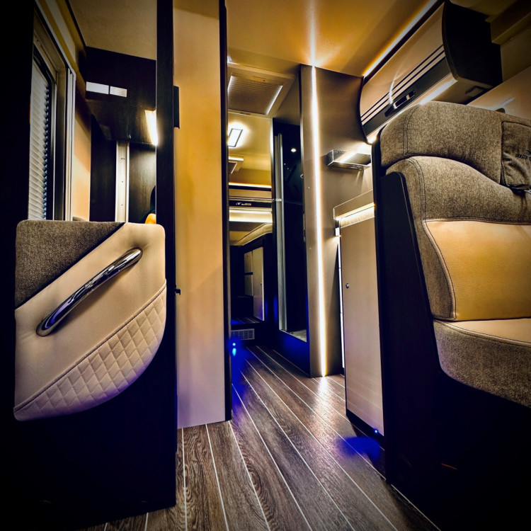 Imagine Autorulota de inchiriat FAMILY Ravicamper Roller Team Kronos 284 TL