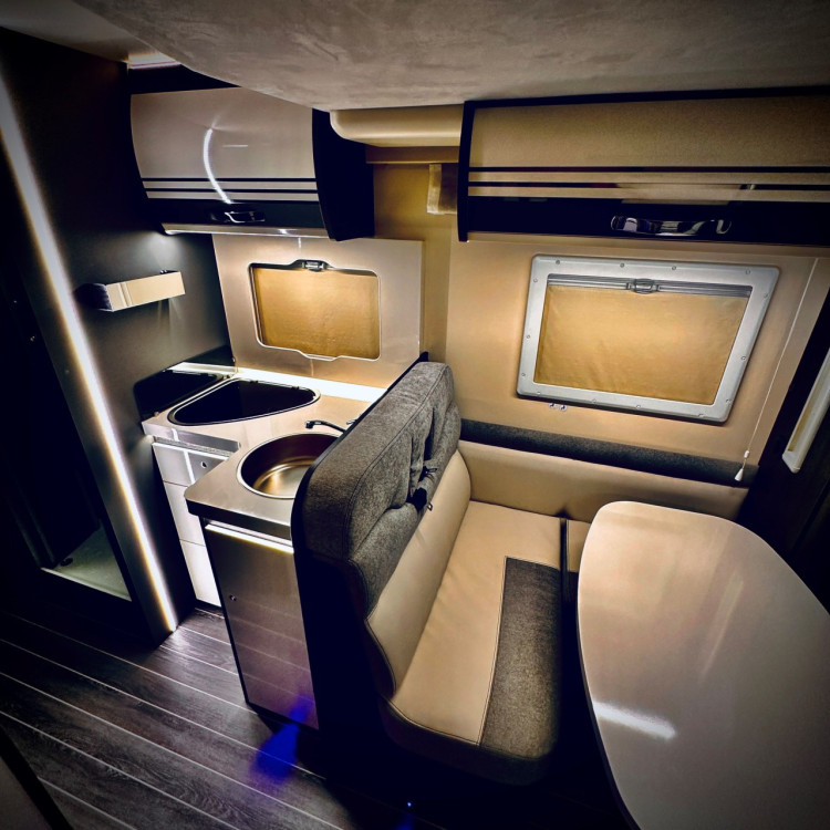 Imagine Autorulota de inchiriat FAMILY Ravicamper Roller Team Kronos 284 TL