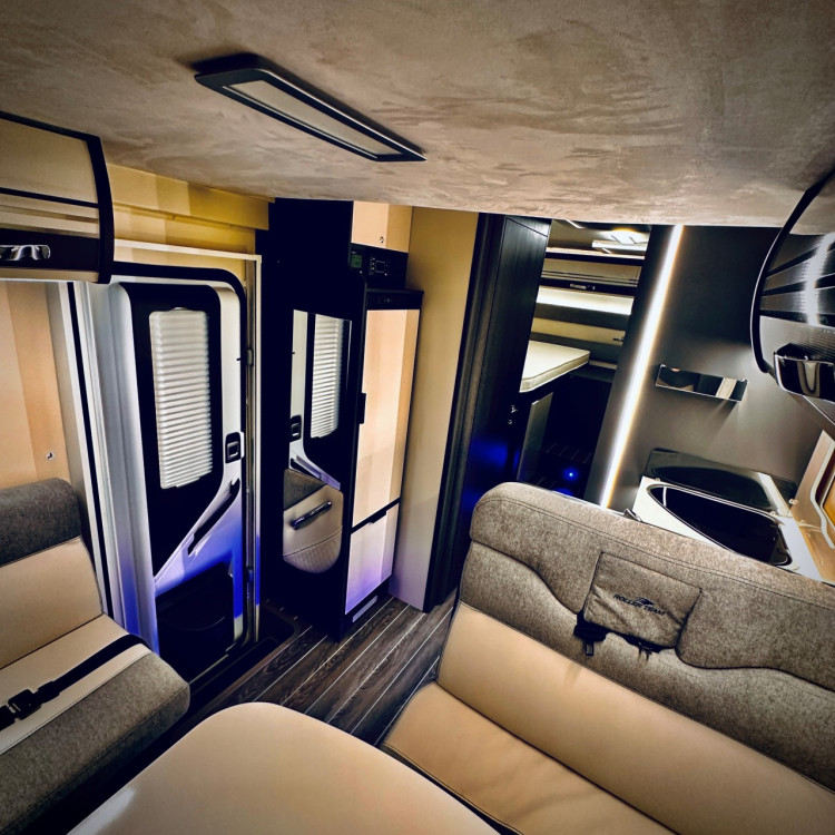 Imagine Autorulota de inchiriat FAMILY Ravicamper Roller Team Kronos 284 TL