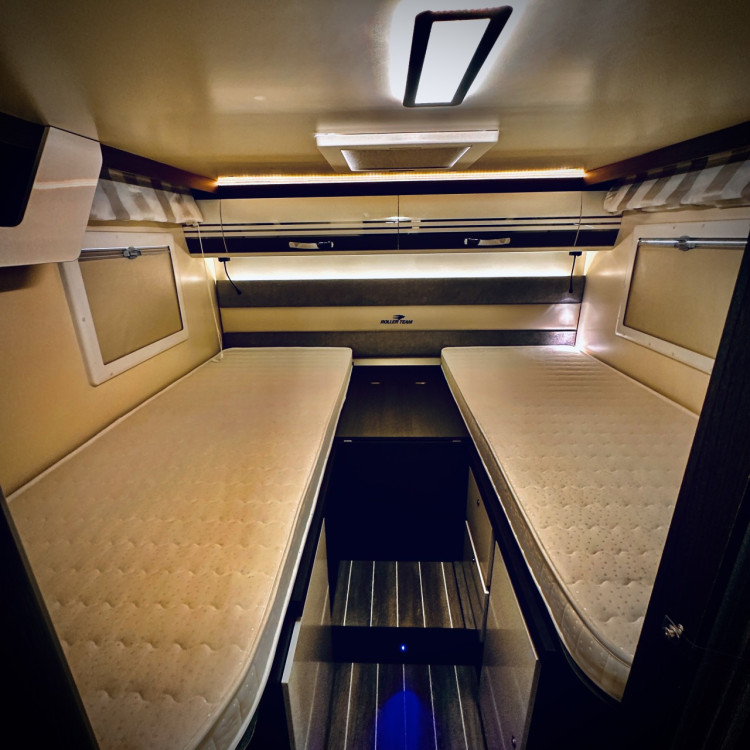 Imagine Autorulota de inchiriat FAMILY Ravicamper Roller Team Kronos 284 TL