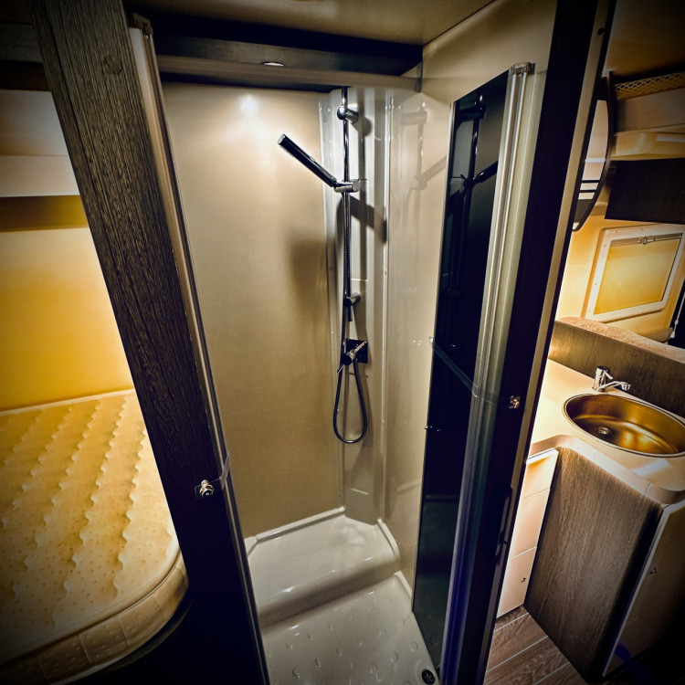 Imagine Autorulota de inchiriat FAMILY Ravicamper Roller Team Kronos 284 TL