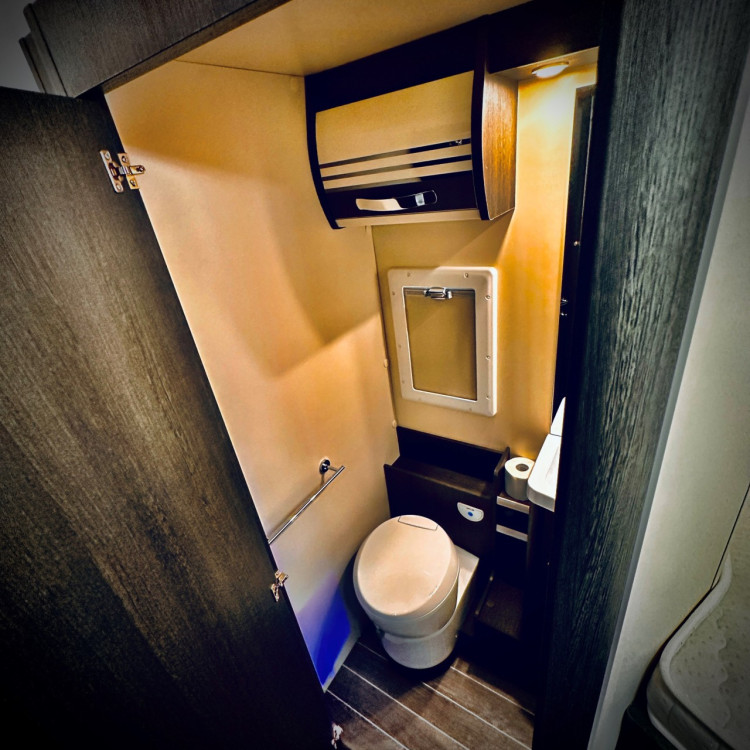 Imagine Autorulota de inchiriat FAMILY Ravicamper Roller Team Kronos 284 TL