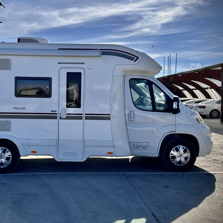 Imagine Autorulota de inchiriat FAMILY Plus Ravicamper Giottiline Siena 385