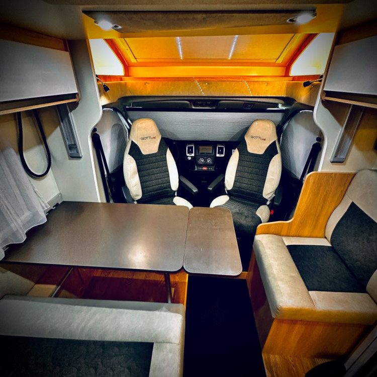 Imagine Autorulota de inchiriat FAMILY Plus Ravicamper Giottiline Siena 385