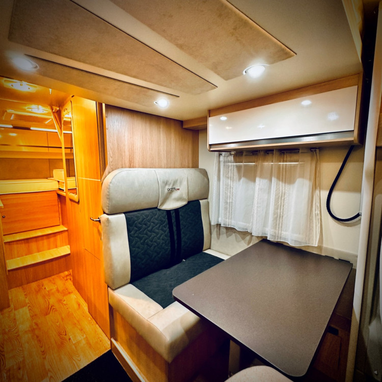 Imagine Autorulota de inchiriat FAMILY Plus Ravicamper Giottiline Siena 385