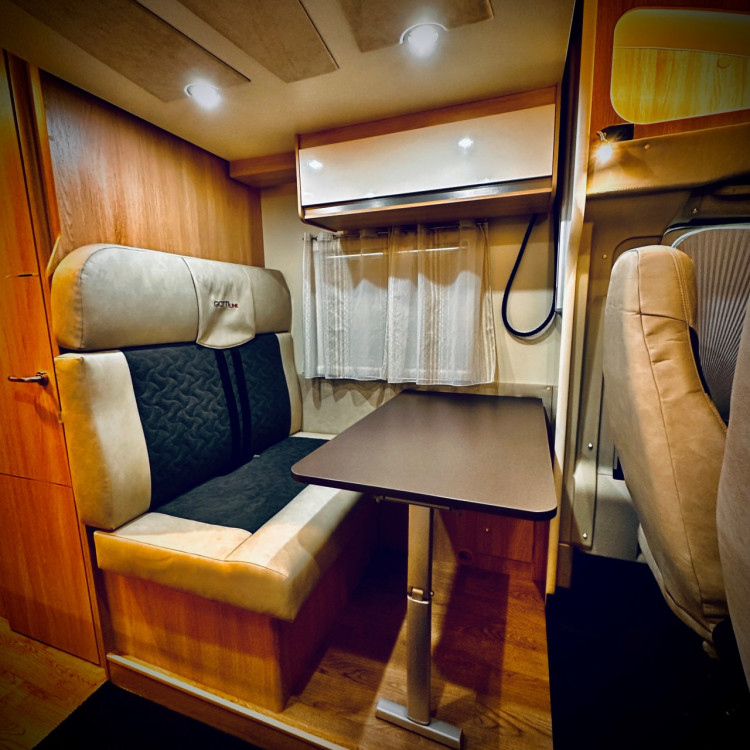 Imagine Autorulota de inchiriat FAMILY Plus Ravicamper Giottiline Siena 385