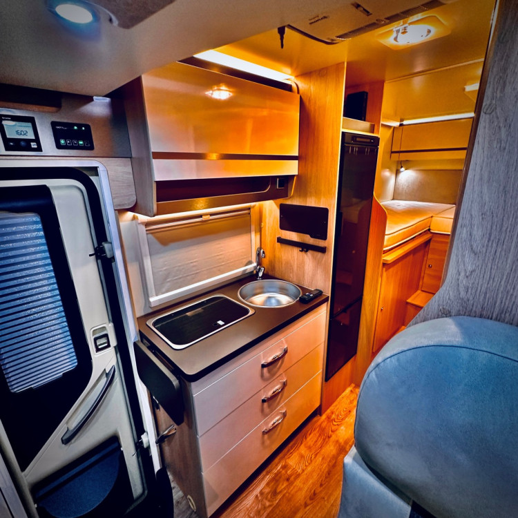 Imagine Autorulota de inchiriat FAMILY Plus Ravicamper Giottiline Siena 385