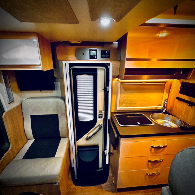 Imagine Autorulota de inchiriat FAMILY Plus Ravicamper Giottiline Siena 385