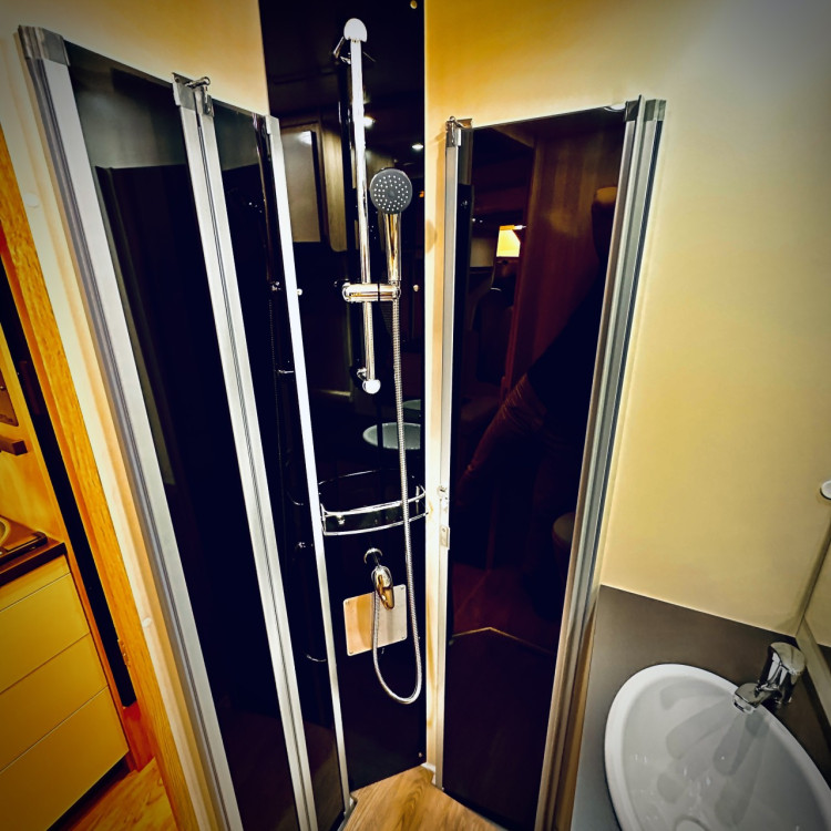 Imagine Autorulota de inchiriat FAMILY Plus Ravicamper Giottiline Siena 385