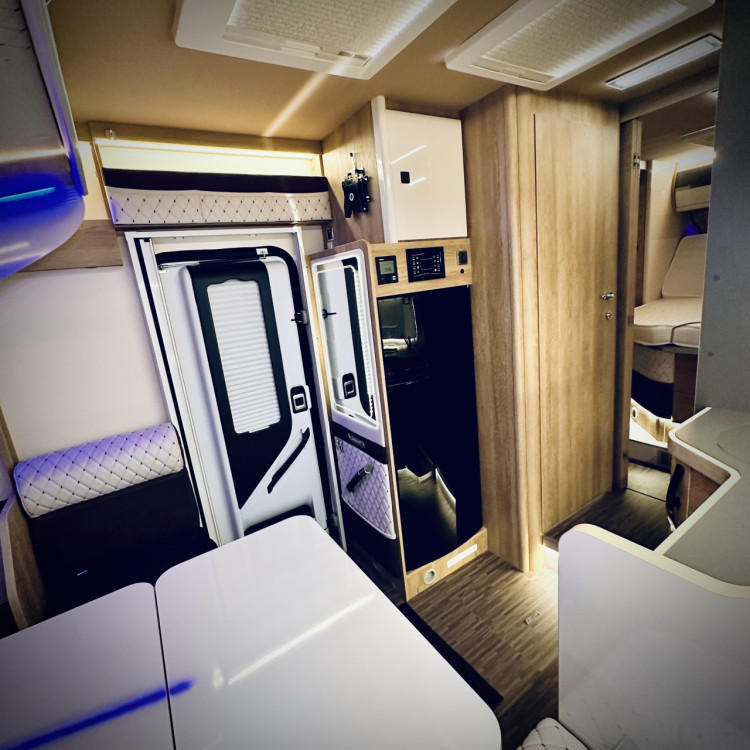 Imagine Autorulota de inchiriat LUXURY Ravicamper Mobilvetta KEA I71