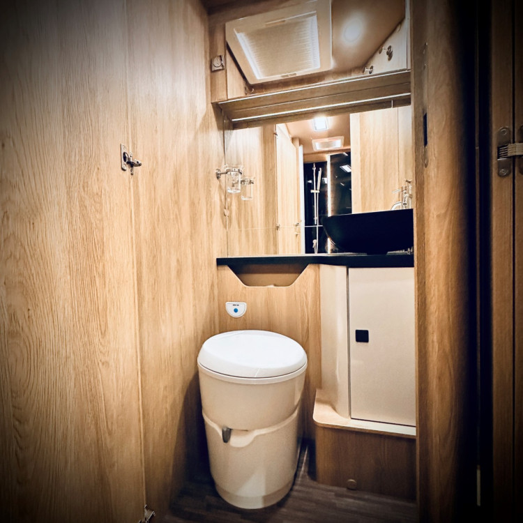 Imagine Autorulota de inchiriat LUXURY Ravicamper Mobilvetta KEA I71