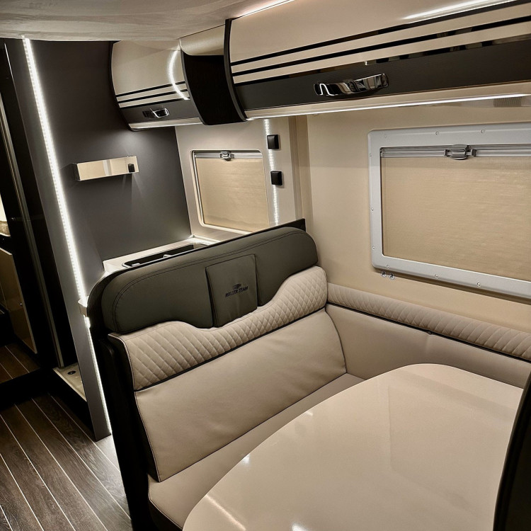 Imagine Autorulota de inchiriat FAMILY TCP Ravicamper Roller Team Kronos 284 TL