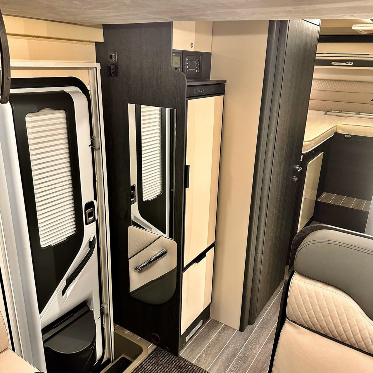 Imagine Autorulota de inchiriat FAMILY TCP Ravicamper Roller Team Kronos 284 TL