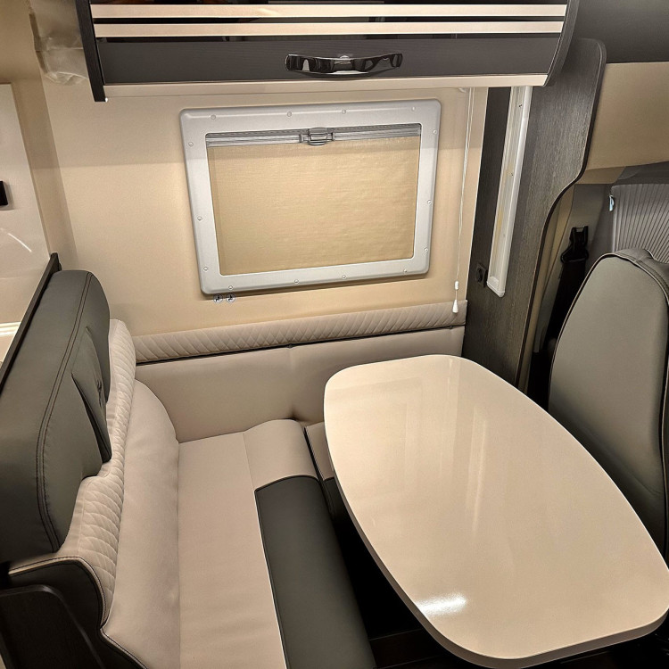 Imagine Autorulota de inchiriat FAMILY TCP Ravicamper Roller Team Kronos 284 TL