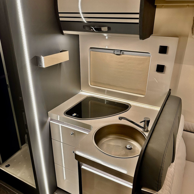 Imagine Autorulota de inchiriat FAMILY TCP Ravicamper Roller Team Kronos 284 TL