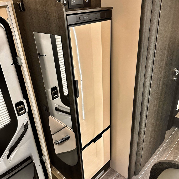 Imagine Autorulota de inchiriat FAMILY TCP Ravicamper Roller Team Kronos 284 TL