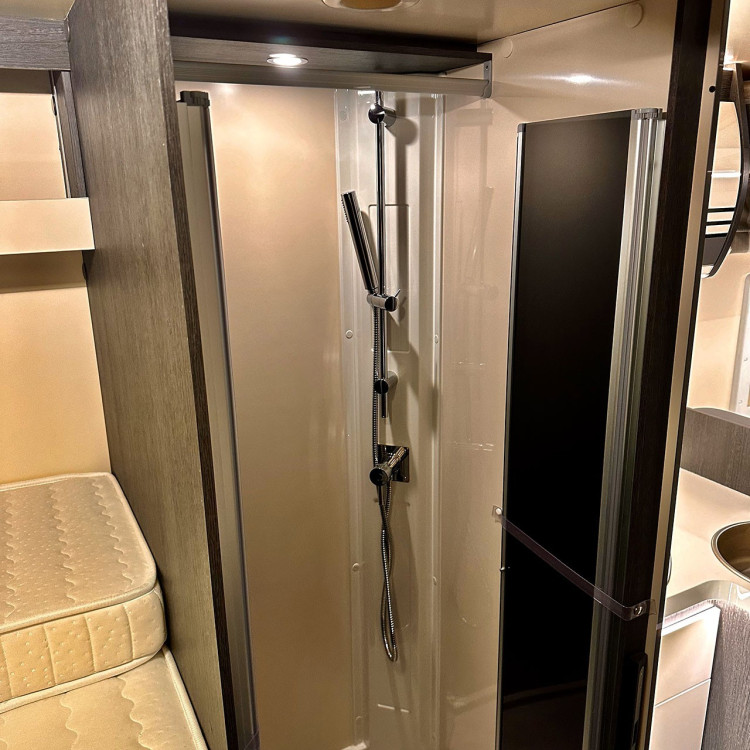 Imagine Autorulota de inchiriat FAMILY TCP Ravicamper Roller Team Kronos 284 TL