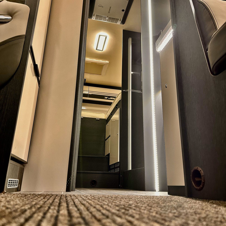 Imagine Autorulota de inchiriat FAMILY TCP Ravicamper Roller Team Kronos 284 TL