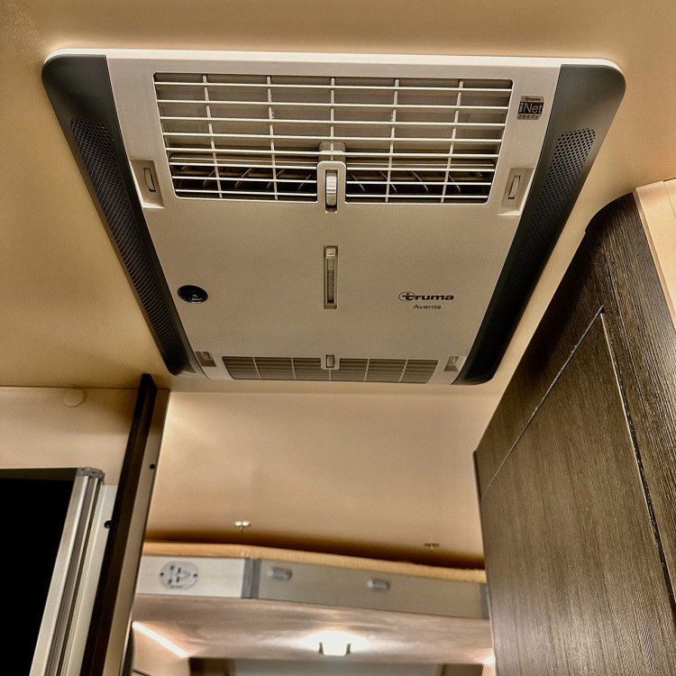 Imagine Autorulota de inchiriat FAMILY TCP Ravicamper Roller Team Kronos 284 TL