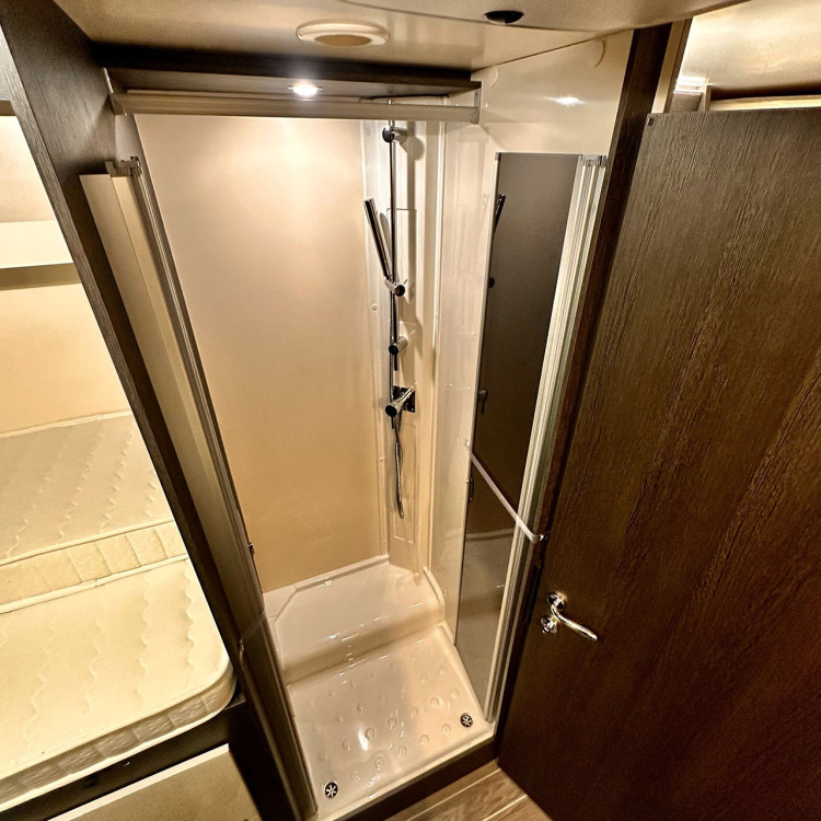 Imagine Autorulota de inchiriat FAMILY TCP Ravicamper Roller Team Kronos 284 TL