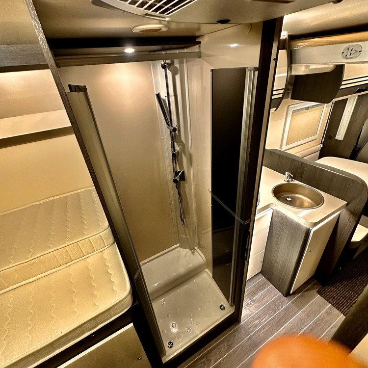 Imagine Autorulota de inchiriat FAMILY TCP Ravicamper Roller Team Kronos 284 TL