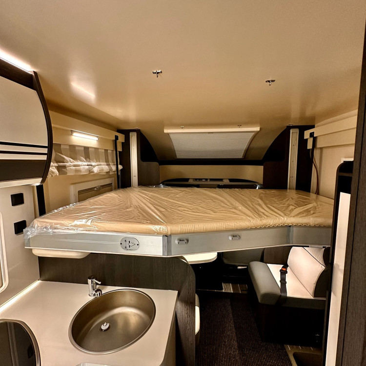 Imagine Autorulota de inchiriat FAMILY TCP Ravicamper Roller Team Kronos 284 TL