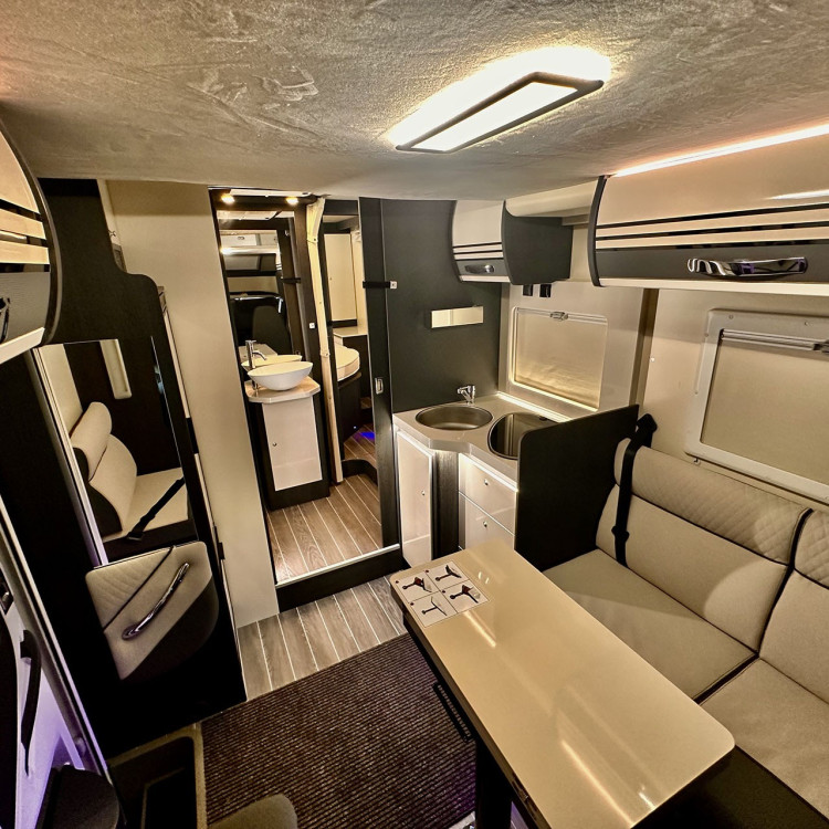 Imagine Autorulota de inchiriat FAMILY TCR Ravicamper Roller Team Kronos 266 TL