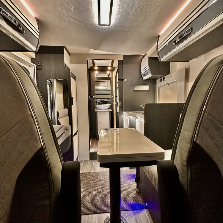 Imagine Autorulota de inchiriat FAMILY TCR Ravicamper Roller Team Kronos 266 TL