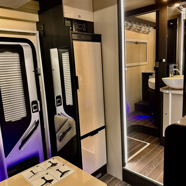 Imagine Autorulota de inchiriat FAMILY TCR Ravicamper Roller Team Kronos 266 TL