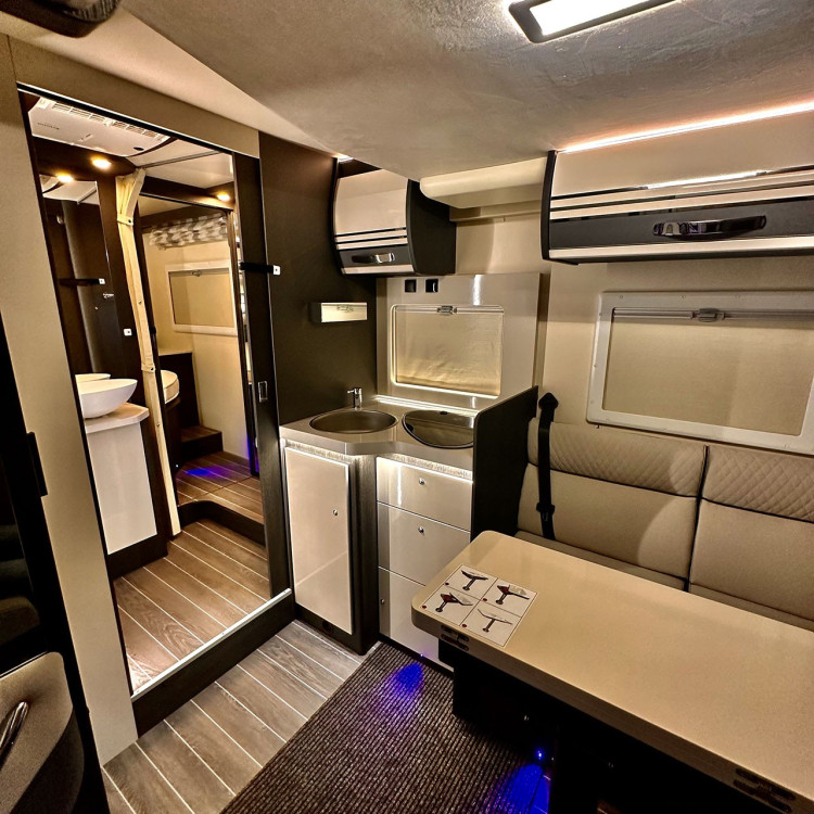 Imagine Autorulota de inchiriat FAMILY TCR Ravicamper Roller Team Kronos 266 TL