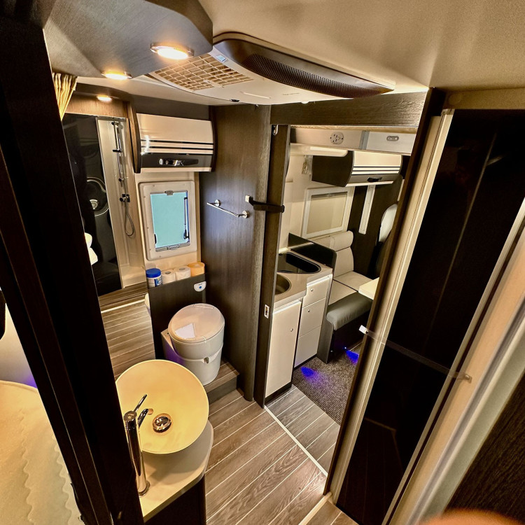 Imagine Autorulota de inchiriat FAMILY TCR Ravicamper Roller Team Kronos 266 TL