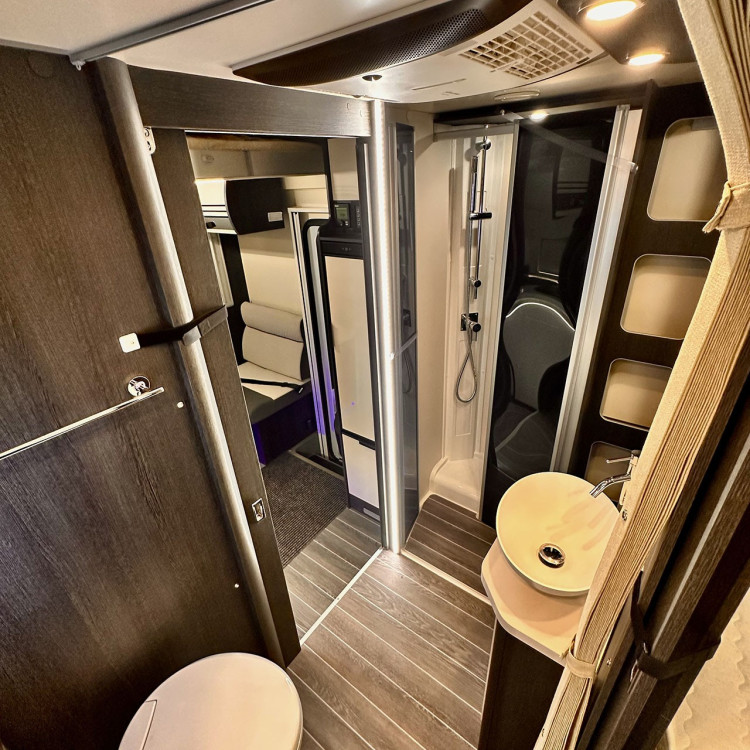 Imagine Autorulota de inchiriat FAMILY TCR Ravicamper Roller Team Kronos 266 TL