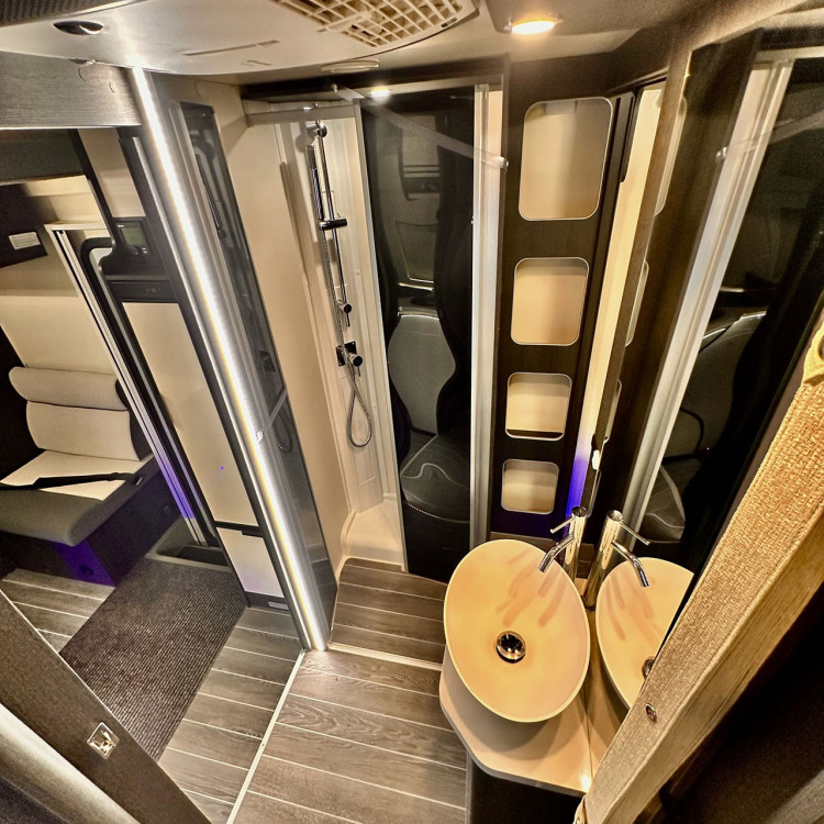 Imagine Autorulota de inchiriat FAMILY TCR Ravicamper Roller Team Kronos 266 TL