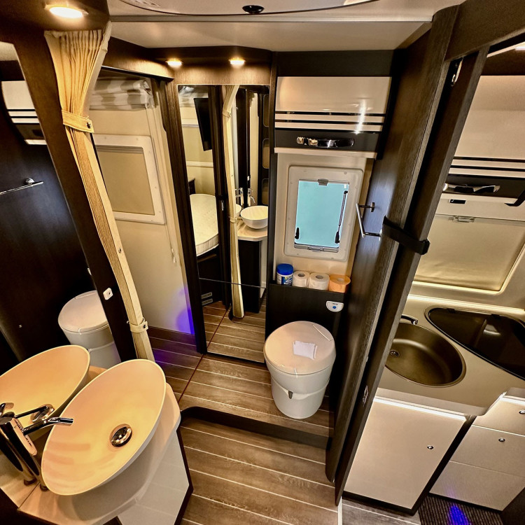 Imagine Autorulota de inchiriat FAMILY TCR Ravicamper Roller Team Kronos 266 TL