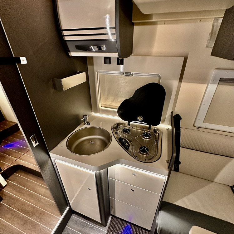 Imagine Autorulota de inchiriat FAMILY TCR Ravicamper Roller Team Kronos 266 TL