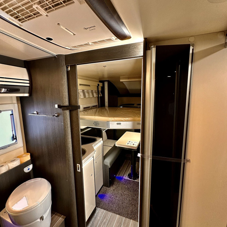 Imagine Autorulota de inchiriat FAMILY TCR Ravicamper Roller Team Kronos 266 TL